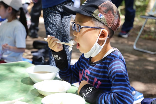 栗ご飯を食べる参加者