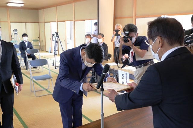 本田さんへ研修受講認定書授与