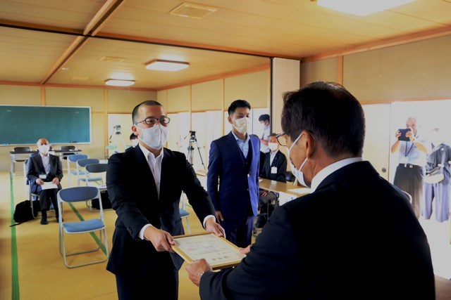 百田さんへ研修受講認定書授与 百田さんへ研修受講認定書授与