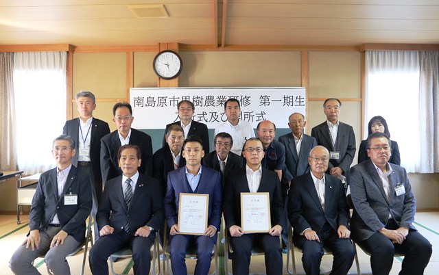 前列左から市内田農林水産部長、松本市長、百田さん、本田さん、山口副市長、振興局山本農林水産部長 前列左から市内田農林水産部長、松本市長、百田さん、本田さん、山口副市長、振興局山本農林水産部長
