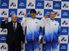 記念撮影(左から山口副市長、植松さん、鈴木さん) 記念撮影(左から山口副市長、植松さん、鈴木さん)