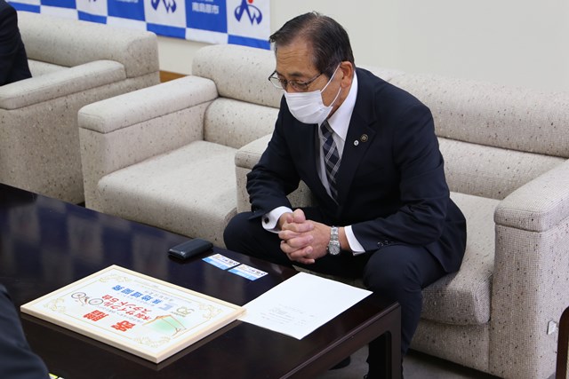 説明を受ける松本市長 説明を受ける松本市長