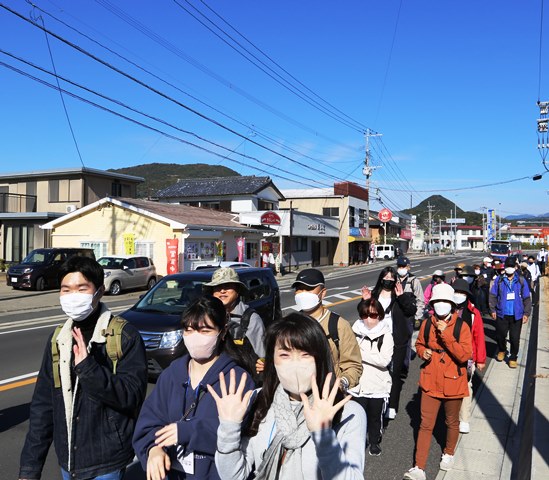スタート地点を出発する参加者 スタート地点を出発する参加者