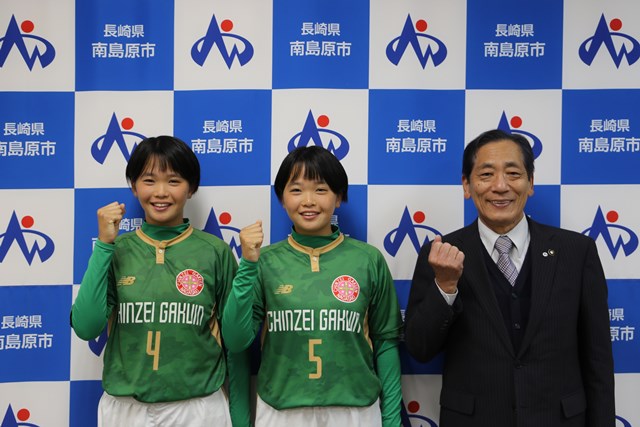 左から藤田千里選手、千尋選手、松本市長
