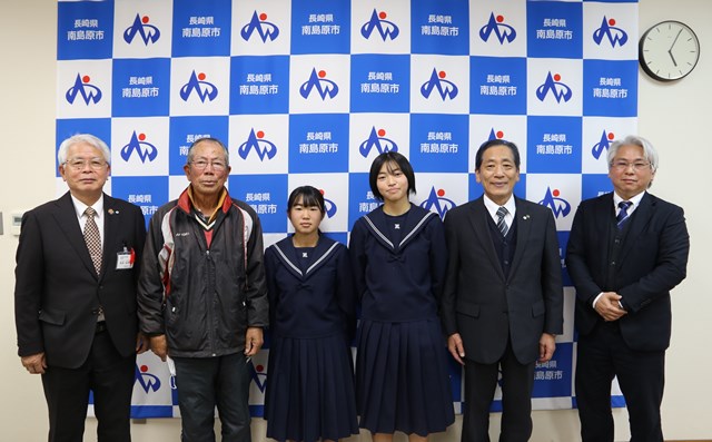 左から松本教育長、村田コーチ、泊選手、石橋選手、松本市長、梅津校長