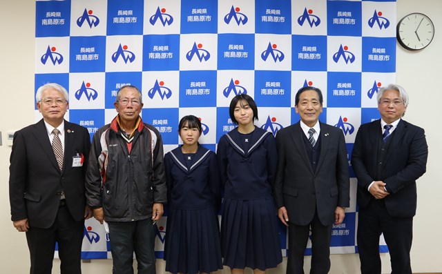 左から松本教育長、村田コーチ、泊選手、石橋選手、松本市長、梅津校長 左から松本教育長、村田コーチ、泊選手、石橋選手、松本市長、梅津校長