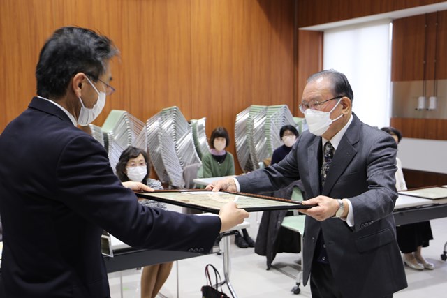 感謝状を受け取る山﨑さん