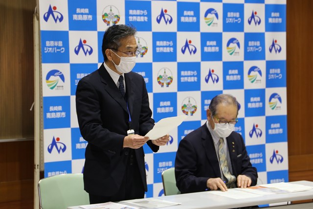 あいさつをする小中尾　長崎地方法務局島原支局長