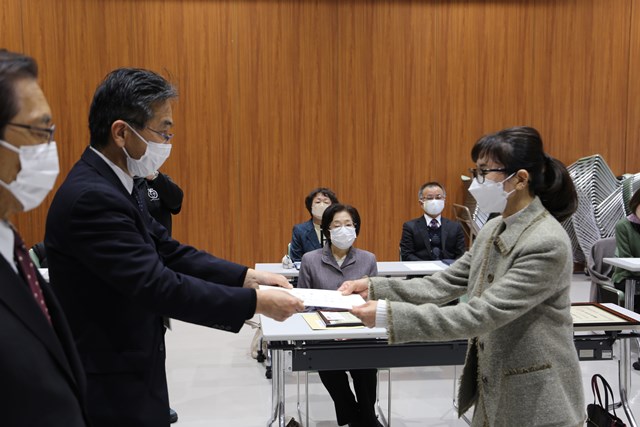 委嘱状を受け取る瀬川さん