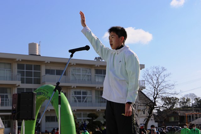 選手宣誓を行う小豆島町の山本さん