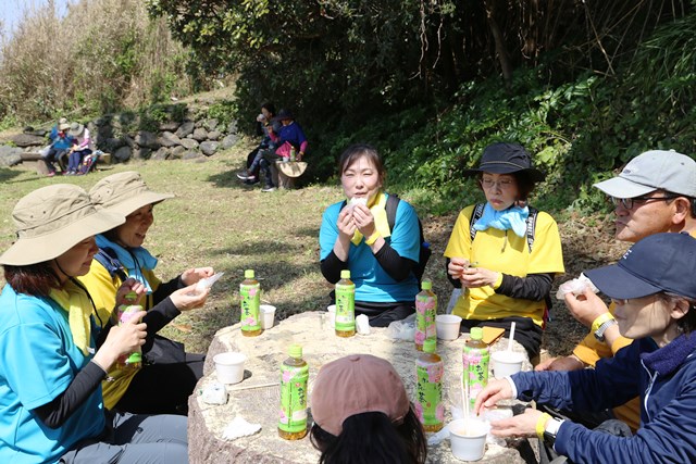 (HP15)おにぎり・豚汁を食べる参加者IMG_6458 - コピー