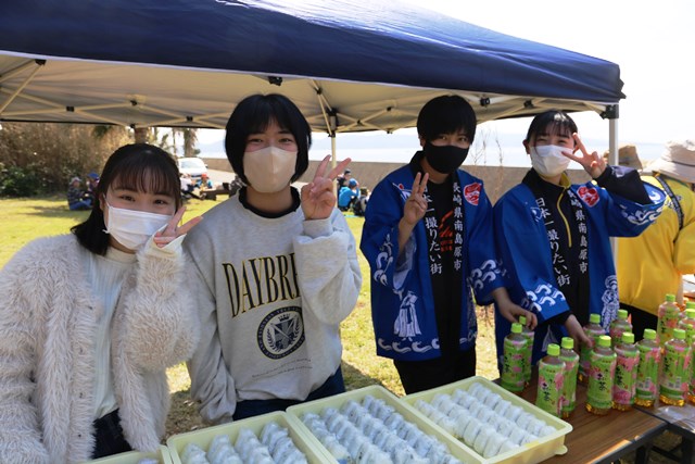 (HP14)口加高校生スタッフ(おにぎり・豚汁)IMG_6464 - コピー