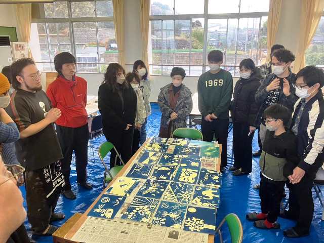 説明する海野さん