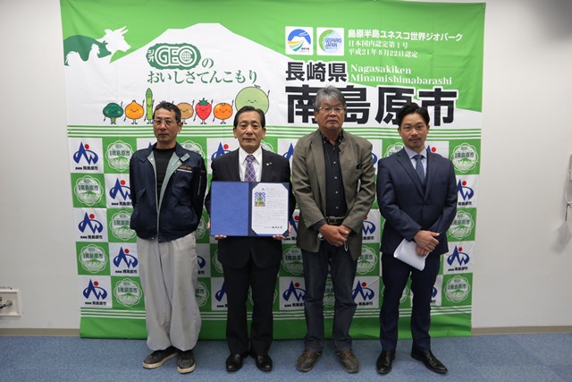 松本市長（左から2人め）と生産団体の皆さん