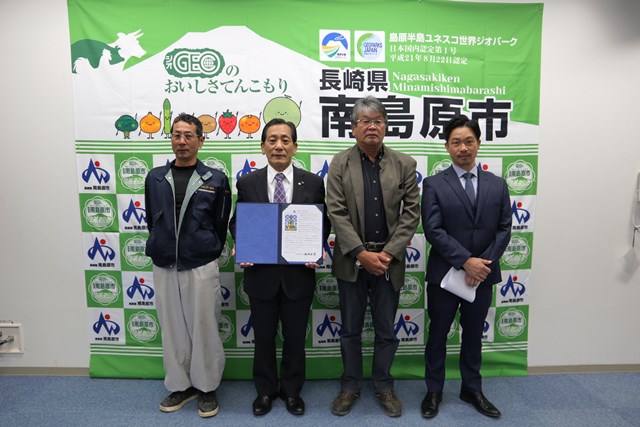 松本市長(左から2人め)と生産団体の皆さん