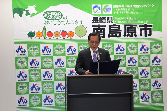 宣言文を読み上げる松本市長