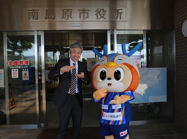 左から高木氏、ヴィヴィくん
