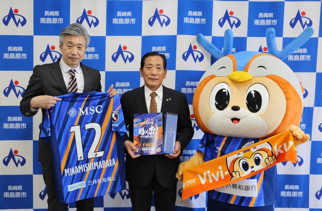 左から高木取締役兼C.R.O、松本市長、ヴィヴィくん