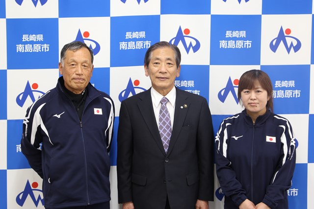 左から平選手、松本市長、橋本選手