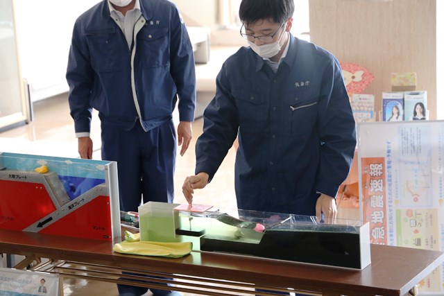 津波の仕組み説明