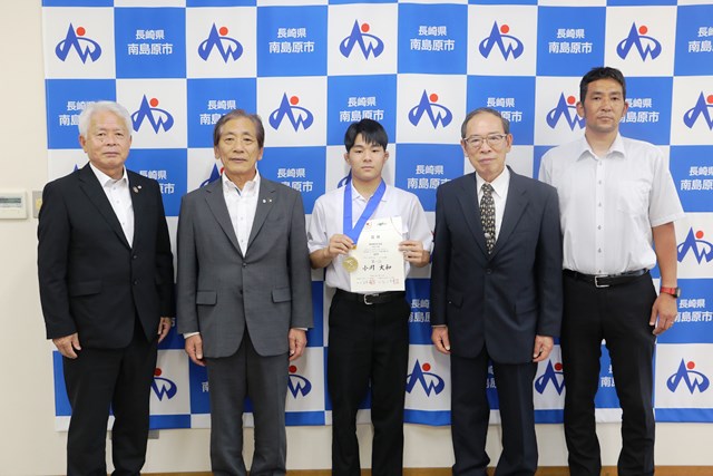 左から松本教育長、松本市長、小川選手、市レスリング協会山下会長、小川選手のお父さん