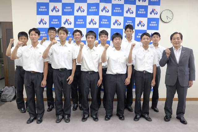 島原工業高校ソフトボール部の皆さんと松本市長（前列右）