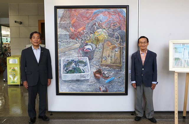 漁港の一隅（松本市長（左）と佐藤さん（右））