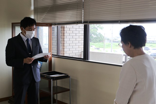 岩永さん（右）にお礼を述べる長崎地方法務局 奈須 人権擁護課長（左）