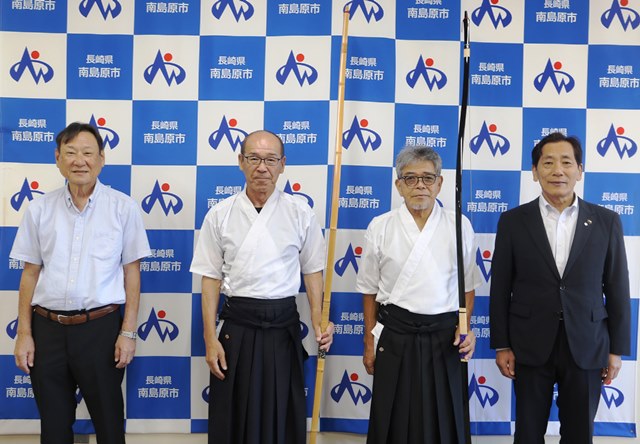 左から市弓道協会　瀬川会長、松尾さん、伊﨑さん、松本市長