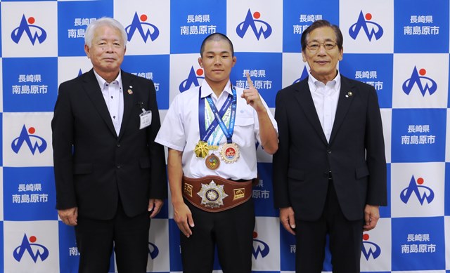 左から松本教育長、小川選手、松本市長