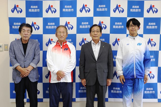 左から山﨑さん、山口さん、松本市長、植松さん