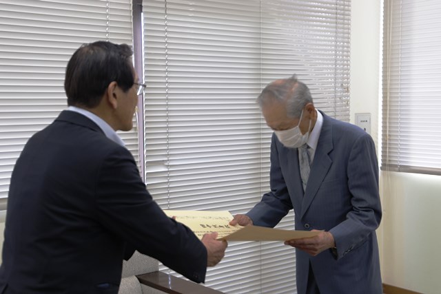 田中理事長（写真右）に賞状を手渡す松本市長
