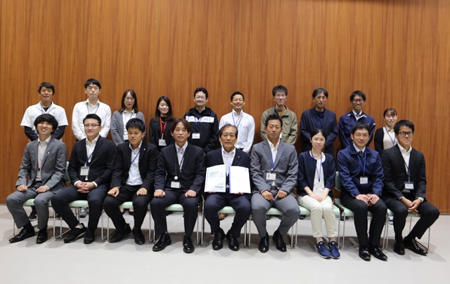プロジェクトチームメンバーと松本市長（前列中央）