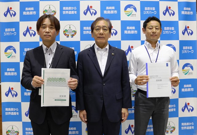 左から田中課題解決リーダー、松本市長、濵﨑業務効率化リーダー