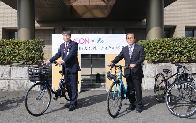 寄贈自転車と左から田尻部長、松本市長