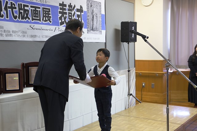 松本市長から表彰状を受け取る村田さん