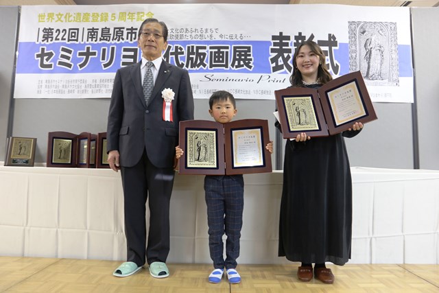 左から松本市長、セミナリヨ大賞を受賞した村田陽彩さん、成田華蓮さん
