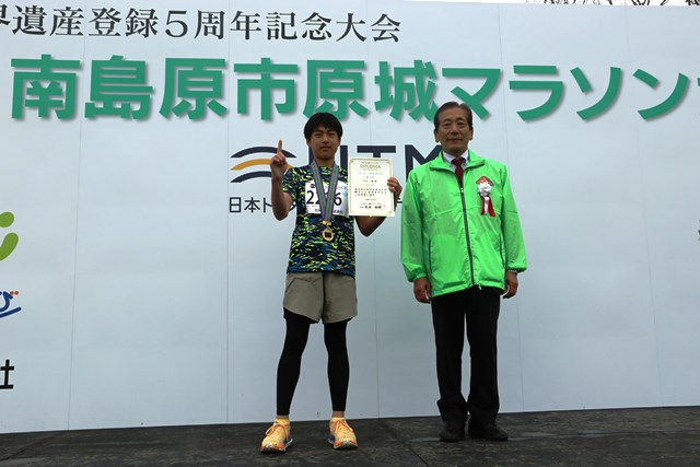 優勝者（左）と松本市長
