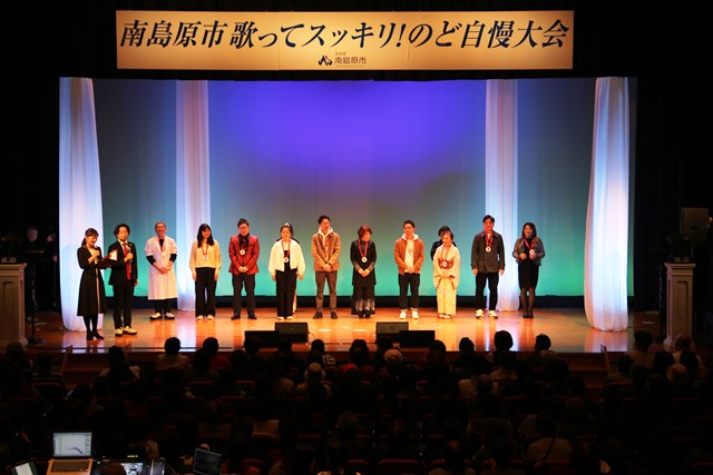 （HP2）左から司会の坂本麻衣さん、小田原孝幸さん、出場者10組の皆さんIMG_7507 - コピー