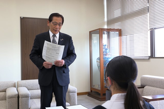 激励する松本市長