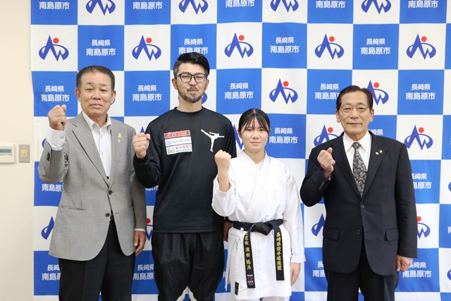 左から宮川部会長、宮川コーチ、溝田選手、松本市長