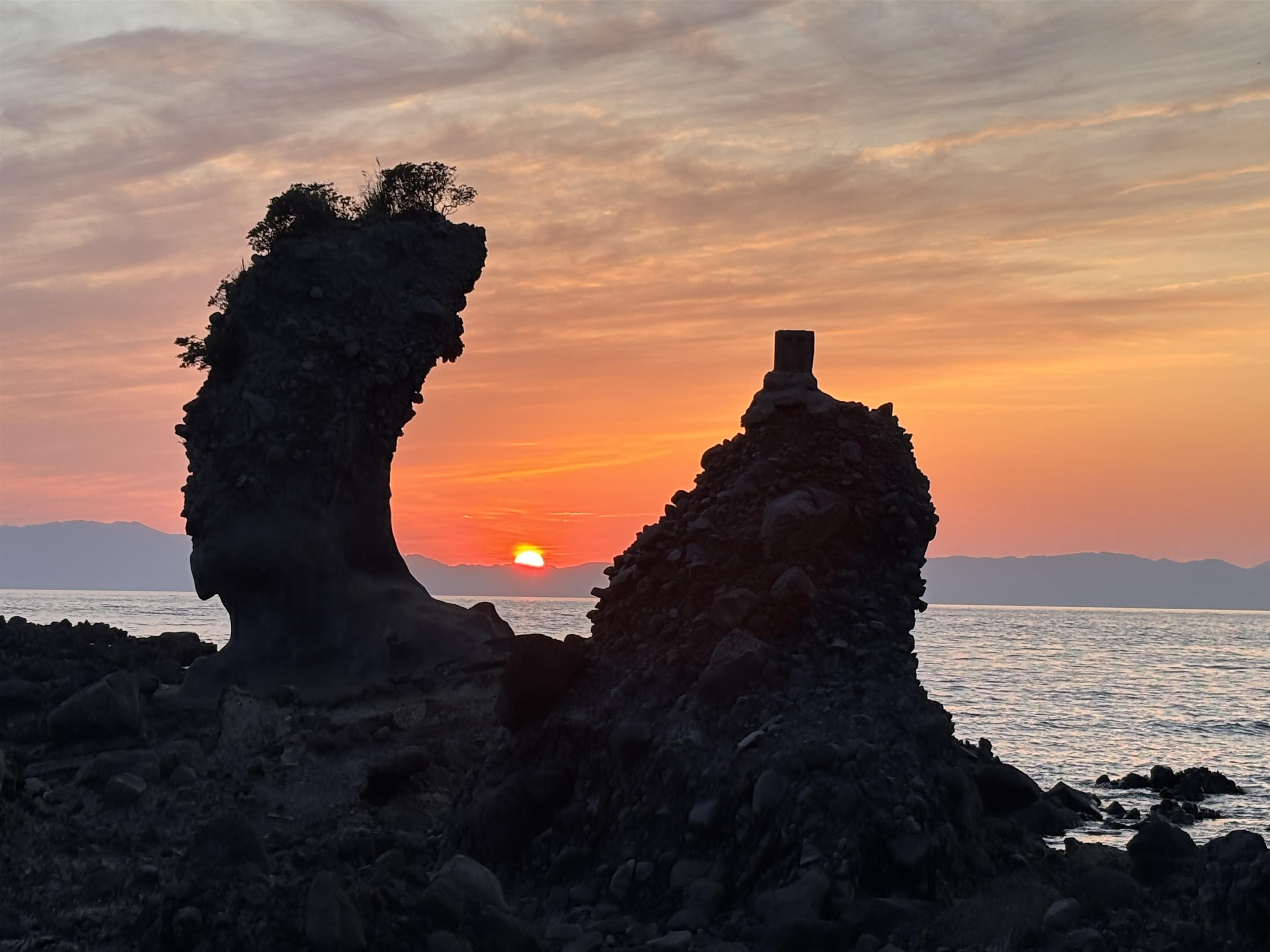 夕陽が沈む両子岩