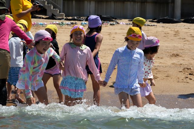 （）海で遊ぶ園児DSC05480 - コピー