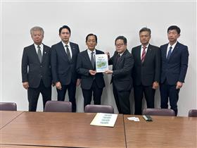 （財務省　主計局　山川主計官：右から3番目）