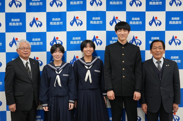 左から松本教育長、左から松尾選手、木原選手、小山選手、松本市長