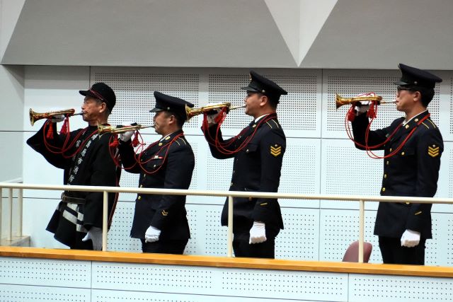 （HP3）ラッパを吹奏する様子DSC02030 - コピー