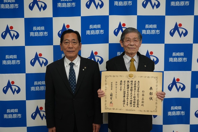 （HP2）左から松本市長、松藤さんDSC03035