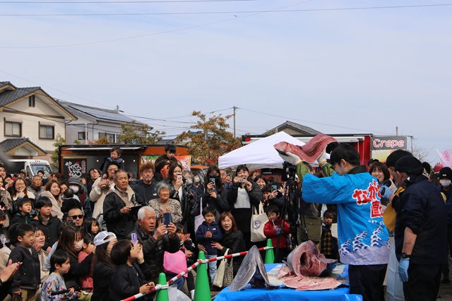 （HP5）マグロ解体ショーIMG_2601 - コピー