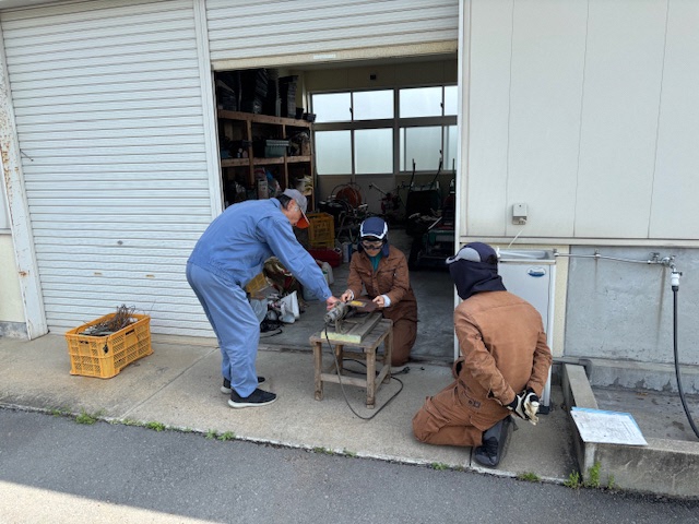 研磨機について指導員より説明を受ける3期生