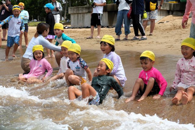 海で遊ぶ園児②（）DSC07975 - コピー